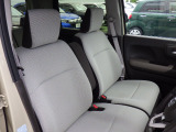 フロントは助手席と繋がったベンチシートで、運転席は高さが調整できるハイトアジャスター付きです。また、ハンドルも高さの調整が出来るチルトステアリングです