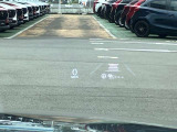 フロントガラスへの投影型であるヘッドアップディスプレイ。車速や交通標識、ナビゲーションの案内などの情報が映し出されます!
