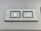 【パワーバックドア】スマートキーや運転席のボタンを押すだけでリアゲートが自動で開閉します!荷物を持っている時や、高い位置にあるバックドアを閉める際に便利な機能です♪