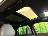 【パノラマルーフ】大型のガラスルーフ搭載で車内の解放感が一気にアップ!開放的なドライブをお楽しみいただけます。