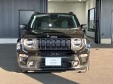 【フロントグリル】7スロットルグリルはJeep伝統の証です。SUVのみにこだわり続けている伝統あるJeep車へお乗り頂いてみてはいかがですか?