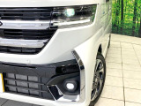 【LEDヘッドライト】悪天候や夜間走行時も良好な視界を確保し安心して運転できる高輝度LEDヘッドライトを装備!点灯速度が早く、消費電力も抑えられています。