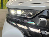 【シーケンシャルターンランプ付きLEDヘッドライト】人気の『流れるウィンカー』付きのLEDヘッドライトを装備♪高級感はもちろん、点灯時は存在感たっぷりで他車からも認識されやすく安心です。