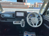 シンプルで実用的なインパネ。車速など情報を表示する【ヘッドアップディスプレイ】を搭載。