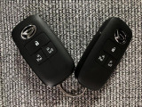 スマートキーを装備しています☆カギをカバンやポケットに入れて頂いた状態でドアロックの開閉やエンジンスタートをして頂けますよ!とても便利な装備です!