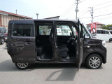 両面スライドドアとなっております!狭い場所に駐車した時に安心して横にスライドして乗り降りできますよ!