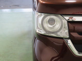 LEDヘッドライトは、点灯の瞬間から光量を発揮し、突然暗くなるトンネルなどでの安定感を高めます。