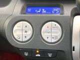 【オートエアコン】一度お好みの温度に設定すれば、車内の温度を検知し風量や温度を自動で調整。暑い&hellip;寒い&hellip;と何度もスイッチ操作をする必要はありません。快適な車内空間には必須の機能ですね♪