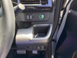 燃費を良くするECON、横滑りを防止するVSA等のスイッチは運転席の右側、手の届きやすい位置にあります。