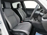 運転席のスペースはゆったりしていて、視界も広く確保されているので普段の運転からロングドライブまで快適です。