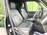 運転席まわりには十分なスペースがあり、大柄な方でもゆったり運転していただける環境です。