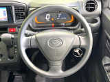 インテリアに合わせたデザインのステアリングは、運転される方のことも考え、運転しやすい形状、大きさです。是非一度、実際に触ってお確かめください。