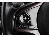 ハンドル左部分でオーディオ操作が可能。そのため、運転中でも目線をずらさずに安全運転♪スマートフォンを接続してハンズフリー通話も可能です。