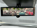 インテリジェントルームミラーです。人や物で視界が遮られてても、車体後部のカメラ映像に切り替えることにより、クリアな後方視界を実現しています。