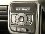 【オートエアコン】一度お好みの温度に設定すれば、車内の温度を検知し風量や温度を自動で調整。暑い&hellip;寒い&hellip;と何度もスイッチ操作をする必要はありません。快適な車内空間には必須の機能ですね♪