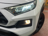 【LEDヘッドライト】悪天候や夜間走行時も良好な視界を確保し安心して運転できる高輝度LEDヘッドライトを装備!点灯速度が早く、消費電力も抑えられています。