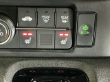 運転席/助手席シートヒーターで寒い日もすぐに温かくなり快適に過ごせます。2段階の温度調整が可能です