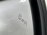 【ブラインドスポットモニター】走行中、ドアミラーの死角になりやすい箇所に後続車が接近するとサイドミラーのレンズに警告を表示!ドライバーに注意喚起をしてくれます。