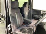 運転席、助手席☆ともに広々としており、ゆとりのある空間となっております♪