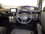 運転席まわりです。 各操作スイッチは使いやすい位置に配置されてます。