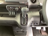 足元スッキリ、インパネシフトです。パーキングブレーキはフットブレーキタイプなので、運転席と助手席の間がスッキリしています。