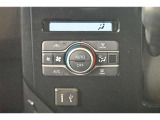 一度お好みの温度に設定すれば、車内の温度を検知し風量や温度を自動で調整。暑い&hellip;寒い&hellip;と何度もスイッチ操作をしなくても大丈夫です。