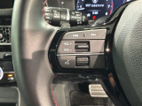 ステアリングにオーディオ操作スイッチが付いています。オーディオ画面に直接タッチしなくても操作が出来ますので、運転に集中できます。