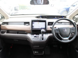 操作性に優れた運転席となります!小物入れや各ボタンの配置にこだわり、使いやすいです!座り心地もよく視認性も良好なのでロングドライブもお任せ下さい!