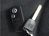 ◆スマートキー◆カギをバッグやポケットに入れたままでもドアロックの開閉ができる『スマートキー』付き!雨天や暗くなってもカギを取り出す必要がなくドアの開錠&エンジンも始動できます