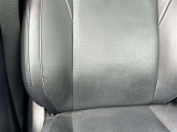 運転席シートに擦れがあります。
