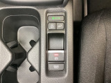 CVT車のセレクトレバーです。低速から高速まで、変速ショックのないスムーズな走りと、エンジン効率のよい領域を維持して燃費にも貢献します。サイドブレーキはスイッチ操作の電子制御パーキングブレーキです。