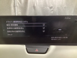 ドライバーモニタリングは、運転者の疲労や眠気を検知し、休憩を促すシステムです。カメラで顔の各部位の変化を検出し、疲労や眠気を推定してディスプレイの表示および警報チャイムで休憩を促します。