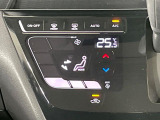 【オートエアコン】一度お好みの温度に設定すれば、車内の温度を検知し風量や温度を自動で調整。暑い&hellip;寒い&hellip;と何度もスイッチ操作をする必要はありません。快適な車内空間には必須の機能ですね♪
