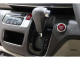 インパネシフトだから視線の移動も少なく足元もスッキリ♪運転席もゆったりしているのでゆとりを持ってドライブできますね!
