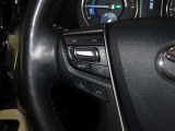 ステアリングスイッチ付きで、運転中に視線を前に向けたまま操作できます。
