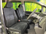 運転席シート廻りは使用感も少なく、良好な状態となっています。前オーナー様が丁寧に使っていたことがよくわかりますね。