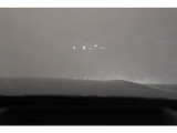 【HUD】ヘッドアップディスプレイ。運転中に視線を大きく移動させることなく車速や道路の制限速度といった基本的な情報を表示します。