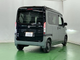 プライバシーガラスが装備されています。外を見るときには気にならずに、後方車両からは車内が見えにくくなってます