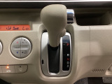 4速AT車のセレクトレバーです。低速から高速までスムーズな走りを実現するとともに、エンジン効率のよい領域を維持することで燃費にも貢献します。