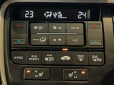 オートエアコンは左右席で独立温度コントロールが可能です。運転席はキンキンに冷やして助手席はマイルドにと言った設定が可能です☆暑さ寒さでケンカすることもなくなりますね♪