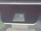 【ホンダセンシング】走行中に前方の車両等を認識し、衝突しそうな時は警報とブレーキで衝突回避と被害軽減をアシスト。より安全にドライブをお楽しみいただけます。