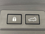 【パワーバックドア】スマートキーや運転席のボタンを押すだけでリアゲートが自動で開閉します!荷物を持っている時や、高い位置にあるバックドアを閉める際に便利な機能です♪