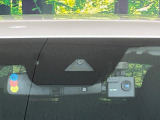 【i-ACTIVESENSE】走行中に前方の車両等を認識し、衝突しそうな時は警報とブレーキで衝突回避と被害軽減をアシスト。より安全にドライブをお楽しみいただけます。