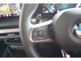 ドライバーが任意で設定した速度をベースに、先行車との車間距離を維持しながら自動で加減速を行い高速走行をサポート。車両停止や再加速も自動で行います