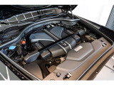最大460馬力を発生させる6.75L V12型エンジン