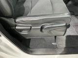 シートハイトアジャスターが付いているので運転姿勢を調整するのに便利ですね。身長に合ったシートポジションは安全運転や疲労軽減にもつながります。