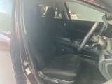 運転席まわりです。運転席からの視界が左右に広く隅々まではっきりと見渡せます!クルマの前端も把握しやすく安心して運転できます!