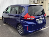 コンビネーションランプを高い位置に配置、後続車に見やすいデザインで安全にも配慮。