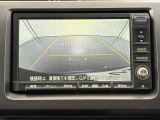 【バックカメラ】ギアをリバースに入れれば自動的にモニターが切り換わるので、車庫入れや後退確認がラクラク OKです!