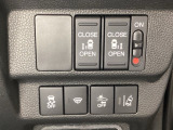 両側電動スライドドアは運転席から操作ができるよう、操作スイッチが付いています。Hondaセンシング用のVSA(ABS+TCS+横滑り抑制)解除と路外逸脱抑制機能のオンオフスイッチなどがあります。